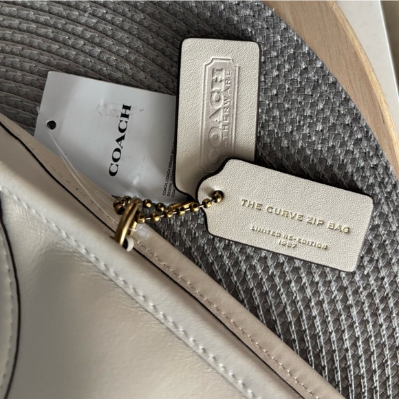 COACH NWT limited re-edition โThe Curve Zip Bagโ glove tanned leather, dust bag - Picture 4 of 17